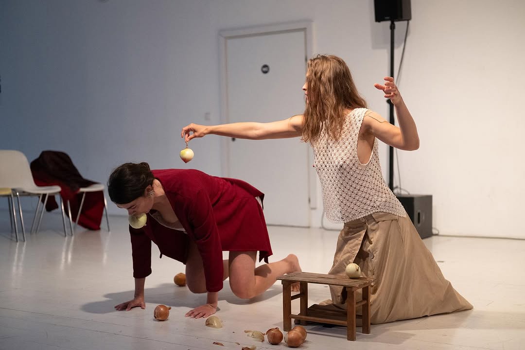 Dvije izvođačice u scenskom performansu s lukom — rezidencija RAW MATTERS, Beč