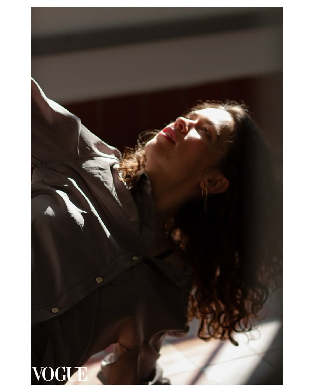 Portret Izabele Soldaty obasjan prirodnim svjetlom — izbor PhotoVogue